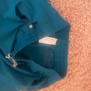 Women’s FIGS Scrub Set Top XL , Pants L . Used Condition , no stains .